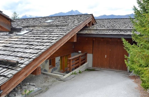 Saint-Luc Apartamento | Exterior: apartamento ático cómodo y moderno en el 1er piso de un chalet, para 6-8 personas