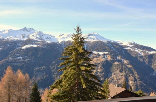 St. Luc Chalet De Esquí | Afuera: Chalet en 3 plantas en la parte superior del pueblo, para máx. 7 personas, terraza y balcón con m.