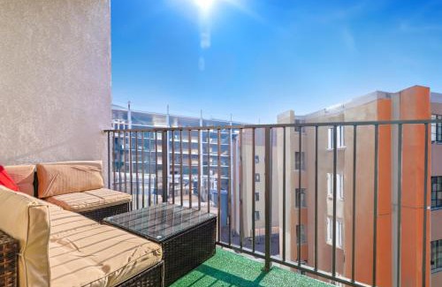 Downtown Apartamento | Outstanding 2BDR in SM- 5-15 mins to the beach!