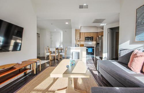 Downtown Apartamento | Outstanding 2BDR in SM- 5-15 mins to the beach!