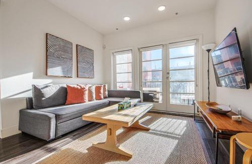 Downtown Apartamento | Outstanding 2BDR in SM- 5-15 mins to the beach!