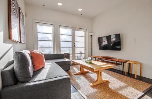 Downtown Apartamento | Outstanding 2BDR in SM- 5-15 mins to the beach!
