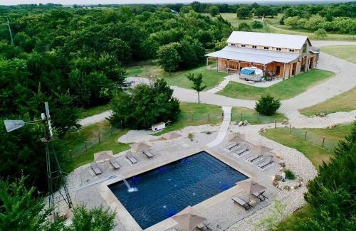 Ennis Casa | Outstanding Airstream Close to Stunning Hiking Trails in Bristol, Texas