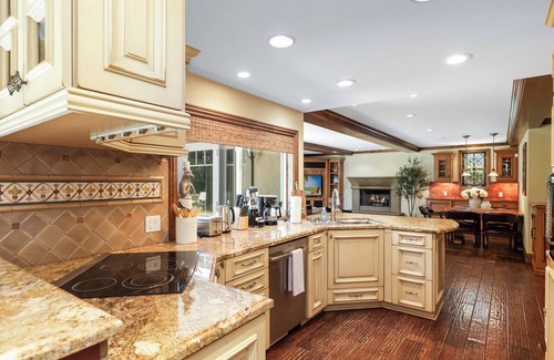 Westside Costa Mesa Casa | Outstanding Beach Home Right by Huntington Beach, 2 minutes driving