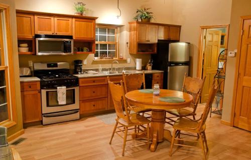 Carbondale Casa | Outstanding Cabin with Hot-tub in Carbondale, Illinois
