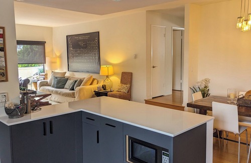Wilshire Montana Condominio | Outstanding Location. Spacious and Bright 2 Bedroom Condo.