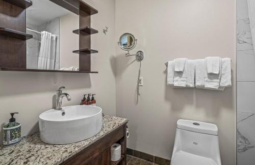 Canmore Apartamento | Outstanding Mountain Condo WATERSLIDE and HOT TUB managed by Little Sister Getaways