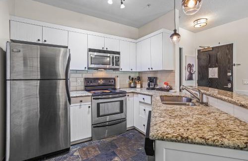 Canmore Apartamento | Outstanding Mountain Condo WATERSLIDE and HOT TUB managed by Little Sister Getaways
