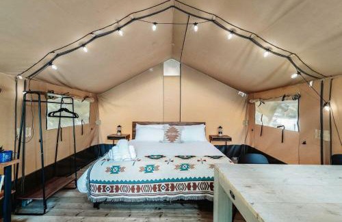 North Woodstock Otro | Outstanding Safari Tent with Fire Pit and Nice Sights in North Woodstock, New Hampshire