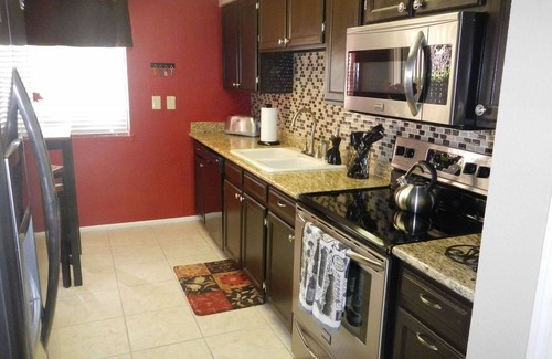 Central Scottsdale Condominio | Excelente y actualizado condominio en el primer piso de 2B que retrocede hasta Green Belt