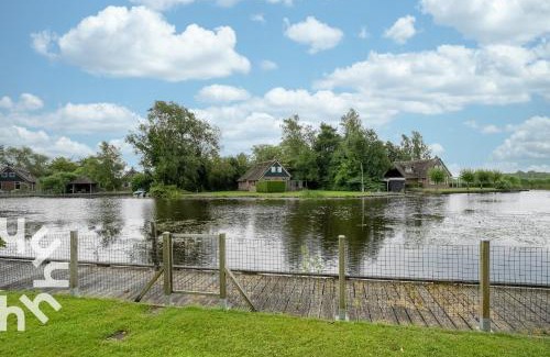 Ossenzijl Casa | OV606 - Beautifully located 6-person holiday home by the water with a large garden in Ossenzijl