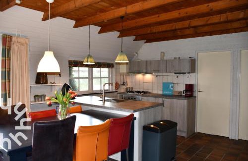 Ossenzijl Casa | OV606 - Beautifully located 6-person holiday home by the water with a large garden in Ossenzijl