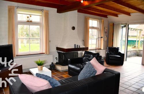 Ossenzijl Casa | OV606 - Beautifully located 6-person holiday home by the water with a large garden in Ossenzijl