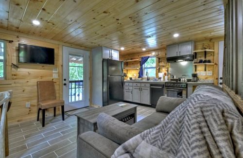 Copperhill Cabina | Over 200 feet of Ocoee River Frontage!