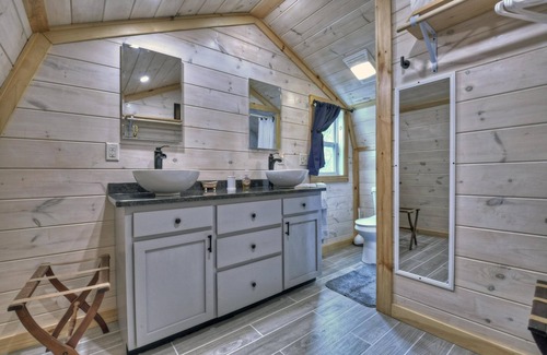 Copperhill Cabina | Over 200 feet of Ocoee River Frontage!
