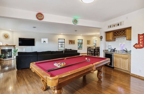 Detroit - Shoreway Casa | Over 4500 sqft of Luxury living [Billiards table, Arcade room, 5 BR & 4 BA]