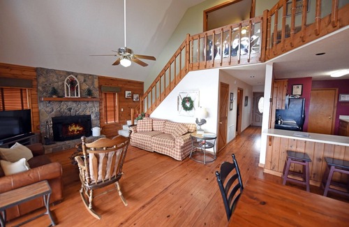 Blairsville Cabina | Over The Moon- Blairsville GA | 4 Bed, 3 Bath | Hot Tub | Pet Friendly | Wifi
