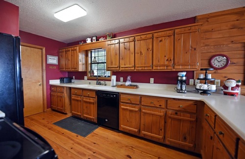 Blairsville Cabina | Over The Moon- Blairsville GA | 4 Bed, 3 Bath | Hot Tub | Pet Friendly | Wifi