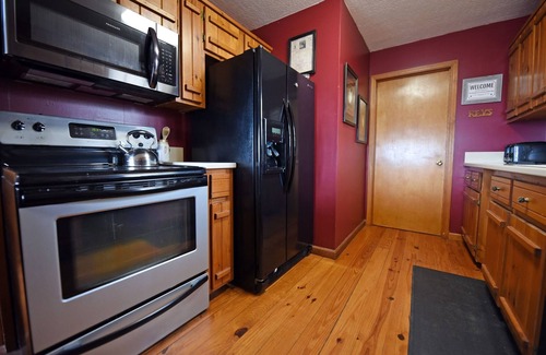 Blairsville Cabina | Over The Moon- Blairsville GA | 4 Bed, 3 Bath | Hot Tub | Pet Friendly | Wifi