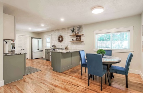 Overland Park Casa | Overland Park Beauty! 3BD 2BA New Listing!