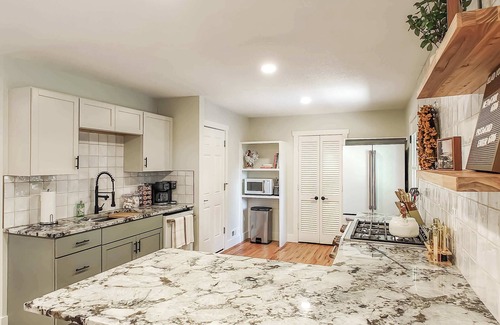 Overland Park Casa | Overland Park Beauty! 3BD 2BA New Listing!