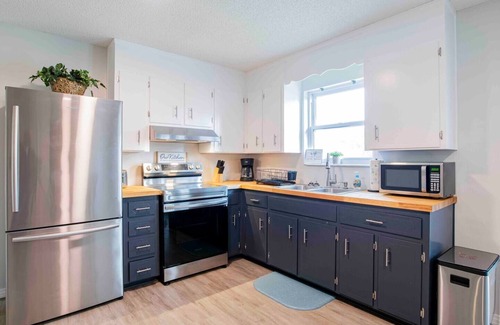 Brent Casa | Overlook Backyard Retreat~families welcome~central