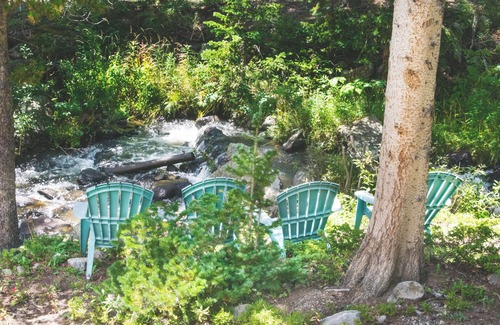 Saint Mary's Cabina | Overlook Lodge - Hot Tub, Fireplace & Private Creek. Family-Friendly!