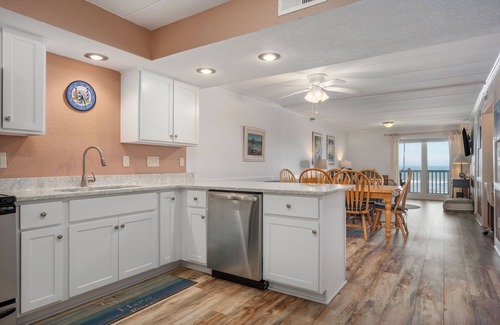 South Nags Head Condominio | Overlook the Atlantic in the Outer Banks! Brand NEW Listing! Pools and More!