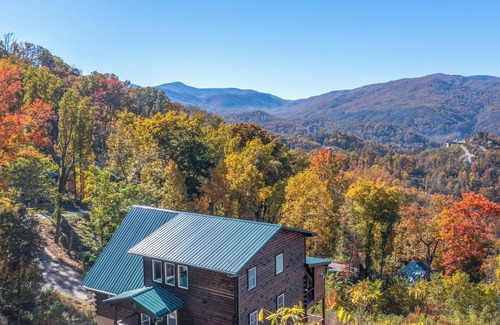 Gatlinburg Cabina | Overlooking Adventure by Jackson Mountain Rentals