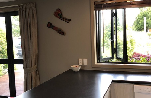 Ohau Casa | Cabaña con raquetas de nieve con vistas al hermoso lago Middelton y fácil paseo al lago Ohau