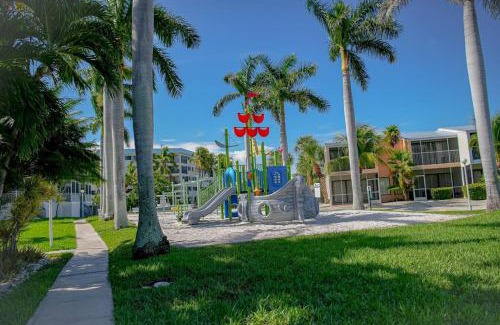 Key Largo Casa | Overlooking Lagoon and Pool-Free Golf Cart-Kayaks
