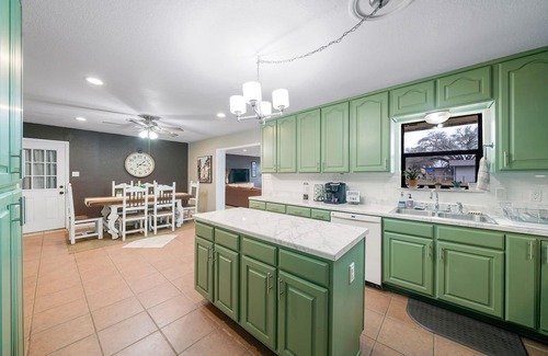 Jourdanton Casa | Oversized Space In Desirable Neighborhood.