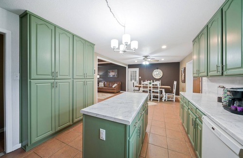Jourdanton Casa | Oversized Space In Desirable Neighborhood.