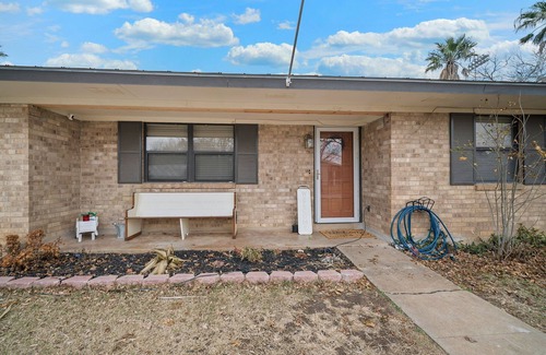 Jourdanton Casa | Oversized Space In Desirable Neighborhood.