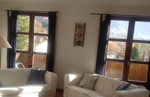 Cremeno Chalet De Esquí | Descripción villa consta de tres apartamentos independientes con jardín privado