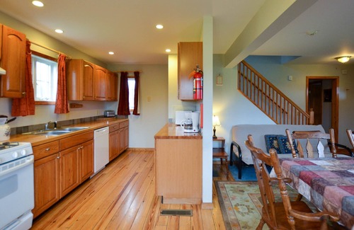 Geneva Casa | Owasco Cottage: "Relaxing Pet Friendly Getaway Overlooking Seneca Lake!"