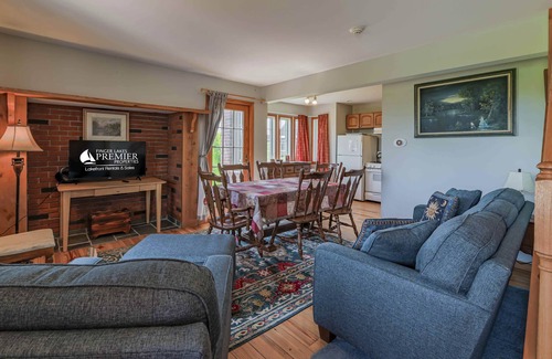 Geneva Casa | Owasco Cottage: "Relaxing Pet Friendly Getaway Overlooking Seneca Lake!"
