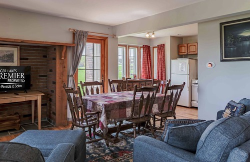 Geneva Casa | Owasco Cottage: "Relaxing Pet Friendly Getaway Overlooking Seneca Lake!"