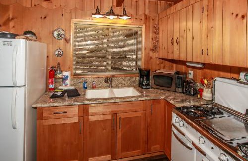 Fawnskin Casa | Owl Cabin - Sierra style cabin located on a quiet road in Fawnskin and backs up to National Forest!