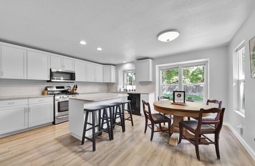 Sunset Casa | Owl's Nest Hideaway - 4 bedroom 2 bath Family Home!
