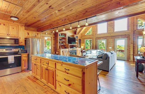 Ranger Cabina | 'Owl's Nest' Pet-Friendly Cabin w/ Private Hot Tub