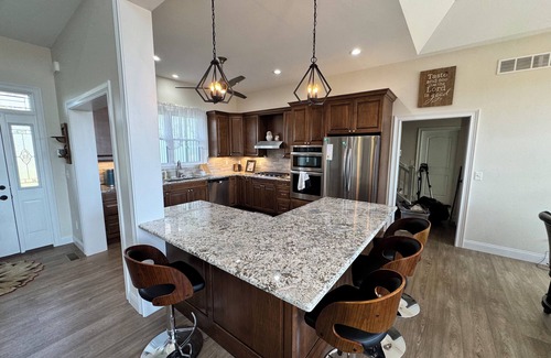 De Mossville Casa | Owl's Nest Retreat: Sleeps 20, Kentucky Hilltop w/Hot Tub and lots of room!
