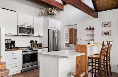 Altaville Cabina | Owl's Nest - Walking Distance to Lake, Hot Tub, Pet Friendly w/ New AC