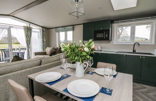 Trefeglwys Cabaña | OWLS MEADOW, romantic, character holiday cottage in Trefeglwys