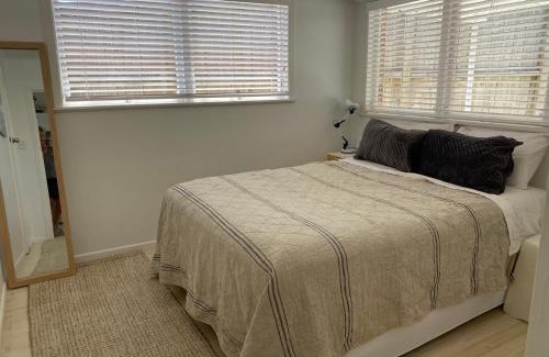 Mount Wellington Apartamento | Own sunny quiet haven, own 1 bedroom house & garden with car park, central to Airport, CBD & Sylvia Park Mall