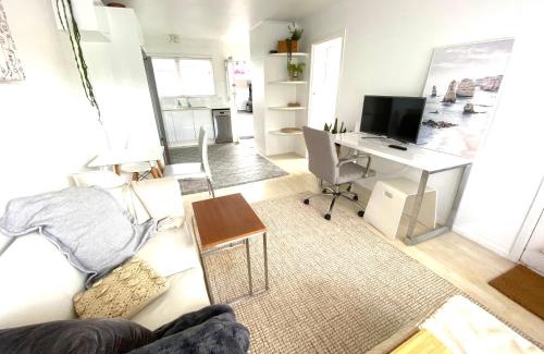 Mount Wellington Apartamento | Own sunny quiet haven, own 1 bedroom house & garden with car park, central to Airport, CBD & Sylvia Park Mall