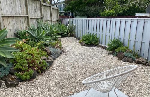 Mount Wellington Apartamento | Own sunny quiet haven, own 1 bedroom house & garden with car park, central to Airport, CBD & Sylvia Park Mall