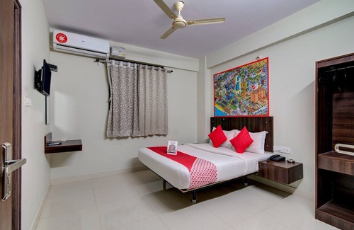 BTM Layout Hotel | OYO 11916 Varcity Plaza
