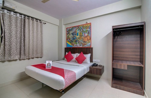 BTM Layout Hotel | OYO 11916 Varcity Plaza