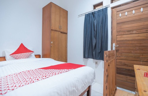 Kebon Kacang Hotel | OYO 150 Harmoni Residence